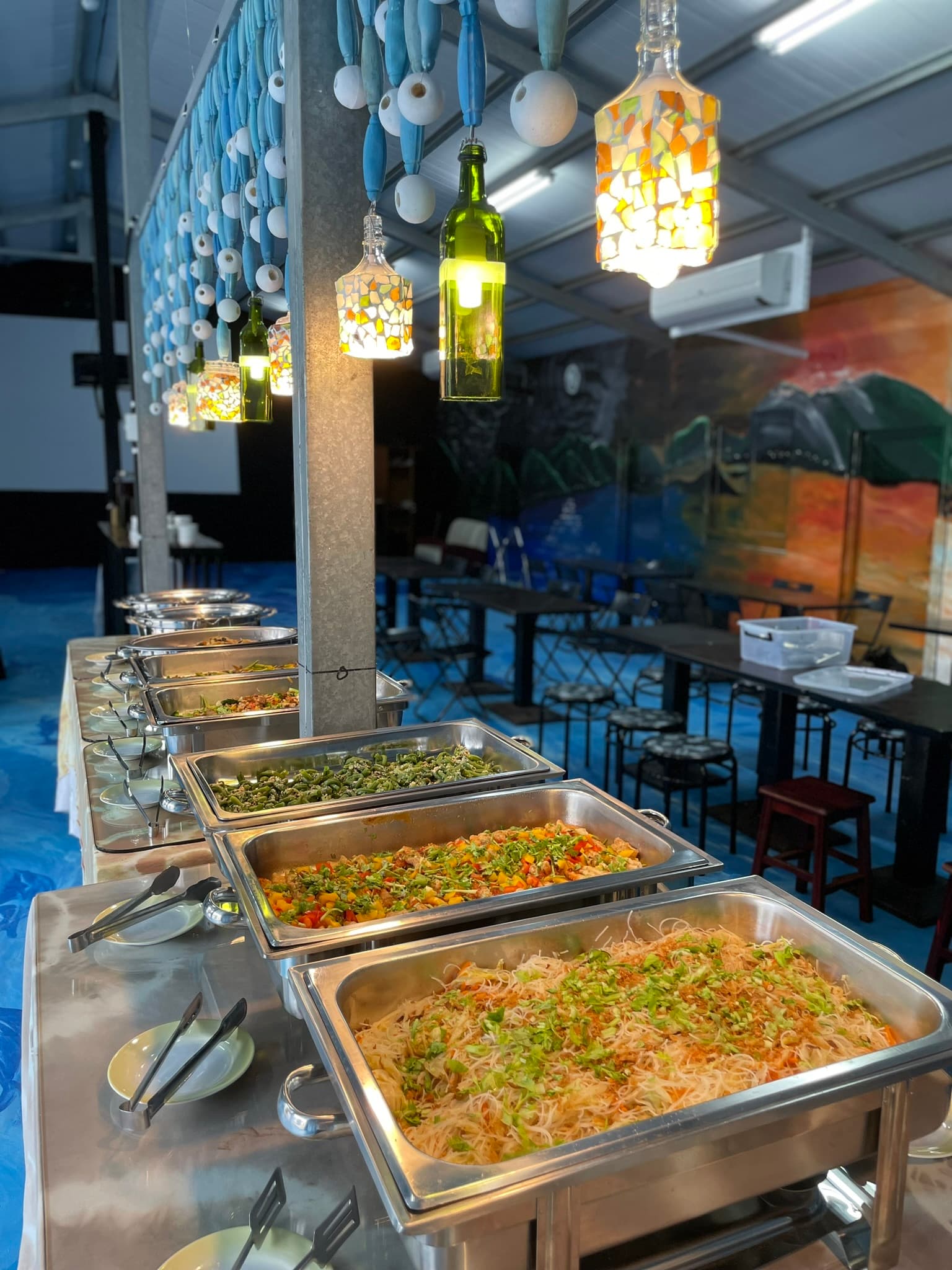 山海彩繪牆與蔬食自助餐檯