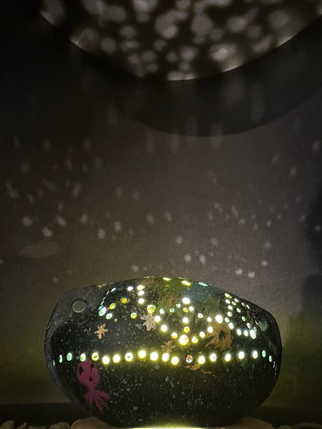 黑色浮球夜燈投影星座般光點到天花板