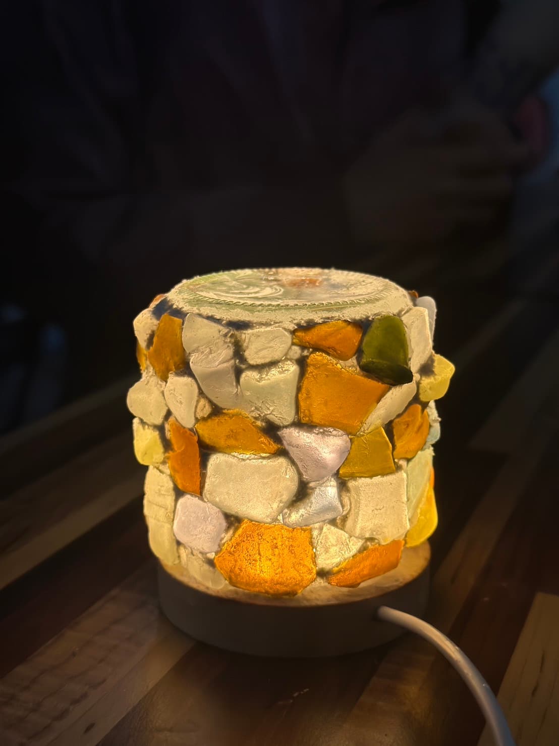 琥珀與乳白海玻璃夜燈點亮，LED 燈座透出暖光