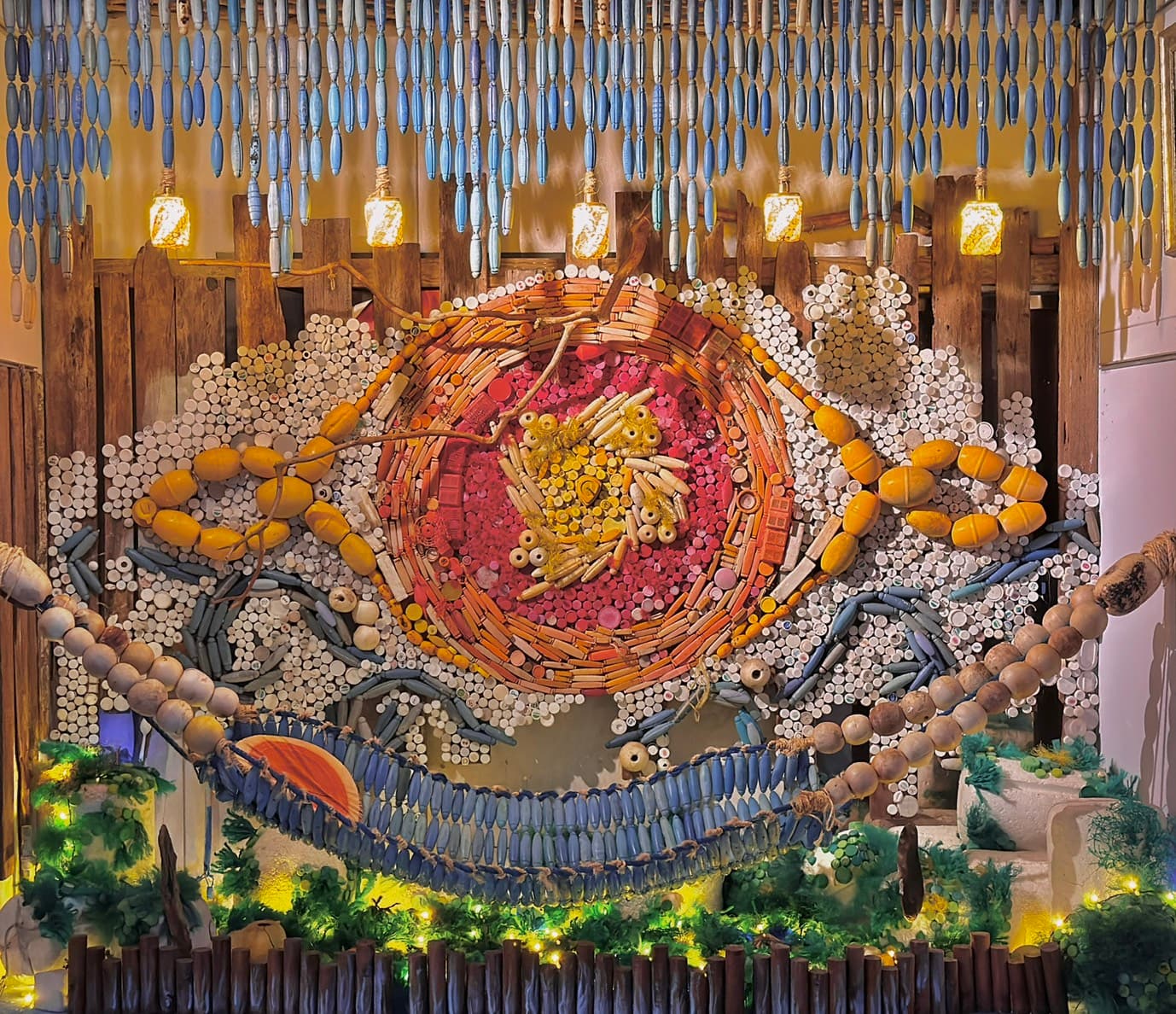海廢創生藝術牆：海洋太陽裝置與漂流木燈飾
