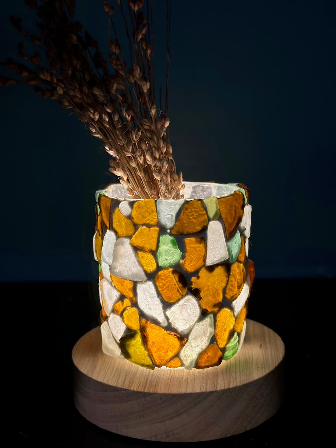 海玻璃馬賽克夜燈成品，琥珀與乳白玻璃透光，內插乾燥花